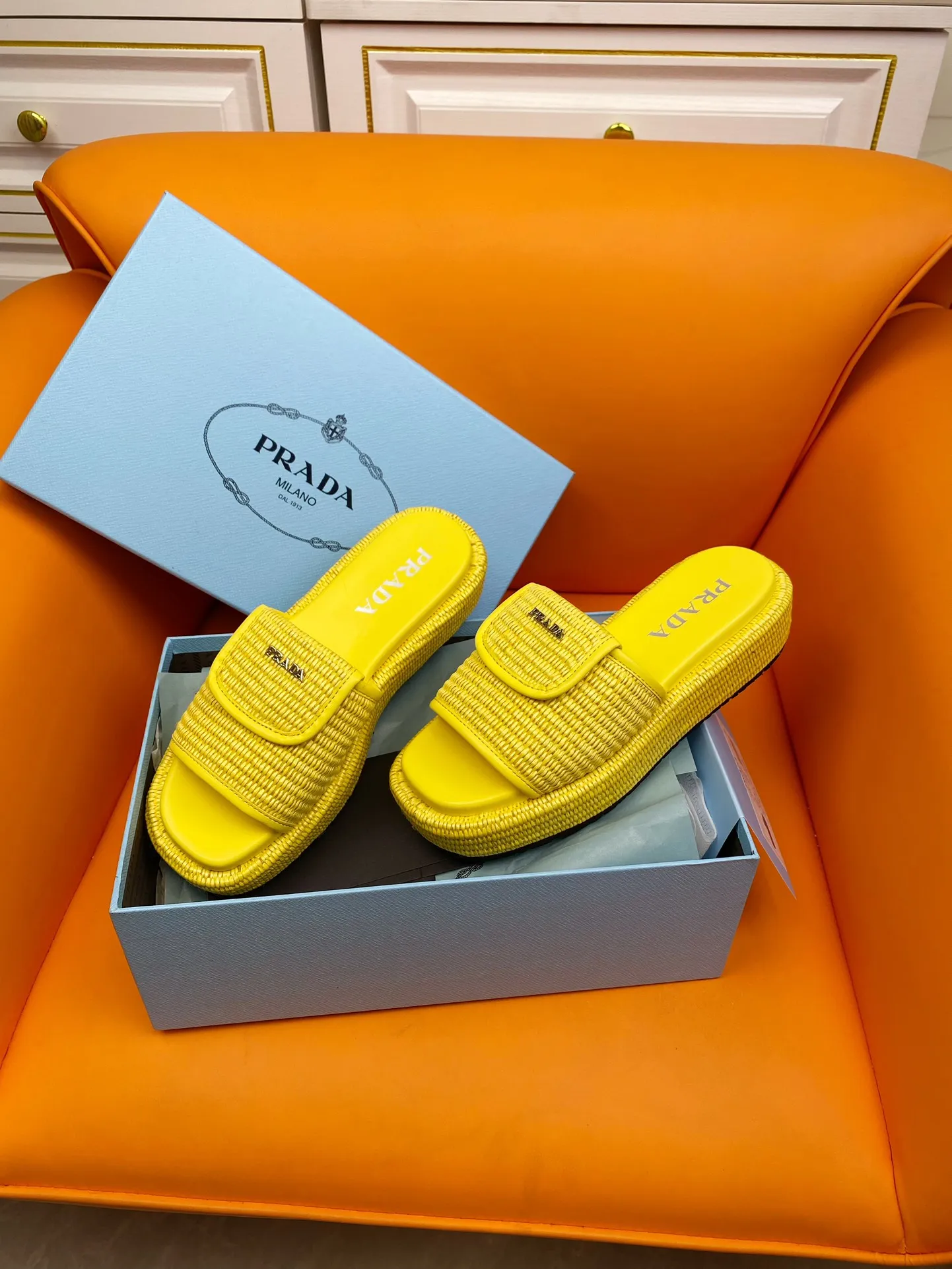 👟👟Ex-factory price 520👟👟 PRADA 2024ss raffia woven slippers This year's popular straw series, lazy people's must-have slippers are so good-looking on the feet. The whole pair of shoes is light, comfortable and bright colors meet the various choices of fashionable people of different styles! Original custom-made raffia Sheepskin lining 1:1 open mold outsole Size number: 35-39 (40 customizations are not returnable)